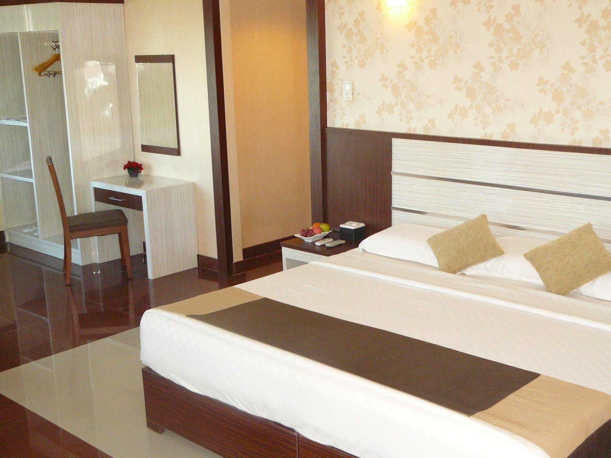 Hotel Oval Surabaya Exterior photo